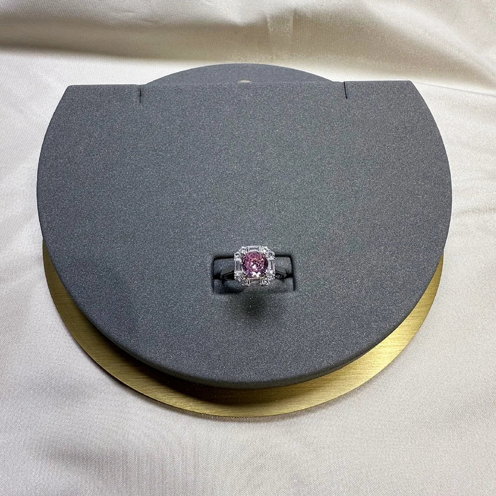 Лесно Луксозно Дамско Модно Квадратно пръстен с инкрустиран от сребро 925 проба с кръгла жълт диамант с Диаметър 7 мм.
