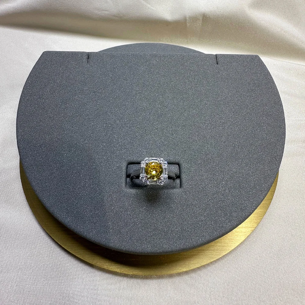 Лесно Луксозно Дамско Модно Квадратно пръстен с инкрустиран от сребро 925 проба с кръгла жълт диамант с Диаметър 7 мм.